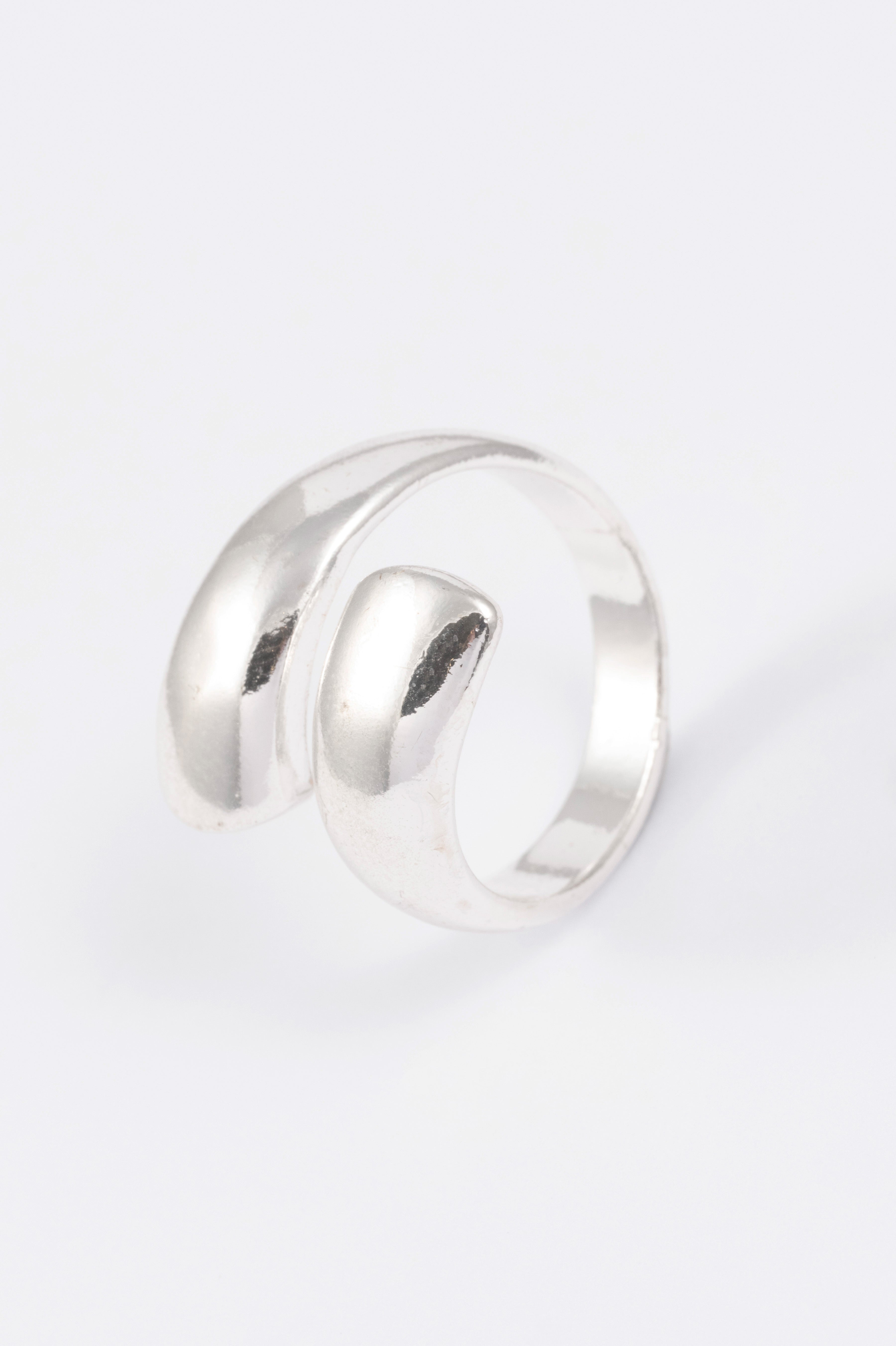 SILVER POLISHED HUG OPEN RING M/L